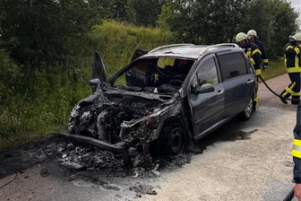 Zwei brennende Autos fordern die Feuerwehr Penig - Am Samstag brannte ein Auto auf der A 72 zwischen Rochlitz und Penig.