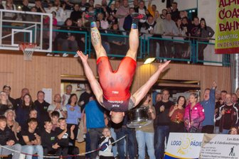 Zwei brisante Derbys und ein Saisonstart: Das Sport-Wochenende im mittleren Erzgebirge - Seinen Rückwärtssalto, mit dem Gerard Kurniczak fast immer seine Siege feiert, würde der Gelenauer Ringer am Samstag gern auch in Lugau vollziehen.