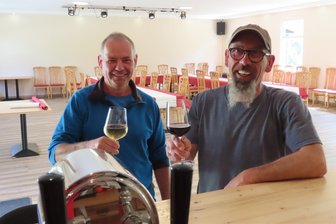 Zwei Brüder sorgen für neue Attraktion im Werdauer Ortsteil Leubnitz - Steffen (links) und Uwe Schmidt stoßen in der nagelneuen Event-Halle auf den Erfolg ihres Tourismuszentrums an. Unmittelbar neben dem Freibad in Leubnitz gelegen, geht es am 1. Juni offiziell in Betrieb.