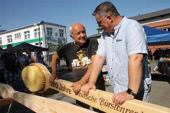 Zwei Bürsten im XXL-Format entstehen im Erzgebirge - Eine Riesen-Badebürste brachte Gerolf Seidel (l.), der langjährige Betreiber des „Forstmeister“-Hotels, mit.
