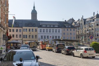 Zwei Bundesstraßen dicht: Autokolonnen rollen durch Annaberger Innenstadt - Im Annaberger Zentrum herrscht derzeit durch Sperrungen im Umfeld viel Verkehr. Wenn zwei Busse im Marktbereich halten, heißt es zudem, Geduld haben.