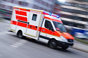 Zwei Busse stoßen zusammen - mehrere Kinder verletzt - Beim Zusammenstoß zweier Busse wurden auch Kinder verletzt. (Archivbild)