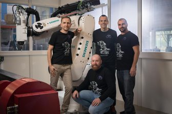 Zwei Chemnitzer werden bei Siemens „Erfinder des Jahres“ - Die Erfinder des Roboterantriebs (von links): Sven Tauchmann, David Bitterolf (Siemens) und Tobias Hamann (Fraunhofer IFAM). Sitzend Stephan Hansen (Fraunhofer).