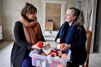 Zwei Chemnitzerinnen und ihre besonderen Maschen - Babette Sperling (li.) und Ina Goetz mit ihrer Wolle, die einmal ein Pulli oder ähnliches war.