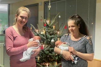 Mama Susan Fischer aus Altmittweida (li.) trägt ihr Töchterchen Rabea auf dem Arm. Das Mädchen kam um 8.14 Uhr zur Welt. Schon in der Nacht um 1.58 Uhr wurde der kleine Niclas Kirchner geboren. Für Mama Nicole Kirchner aus Mittweida ist es bereits das 5. Kind.