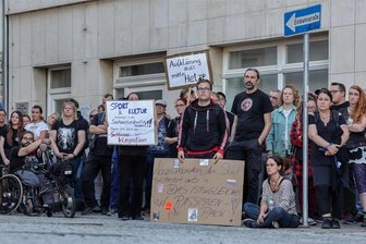 Zwei Demos im Stadtzentrum von Glauchau: Sachsenlandhalle erregt Gemüter - Dem Aufruf zu einer Protestdemo unter dem Motto „Aufklären statt Hetze“ waren rund 100 Teilnehmer gefolgt. Die Dr.-Dörffel-Straße blieb zeitweise für den Verkehr gesperrt.