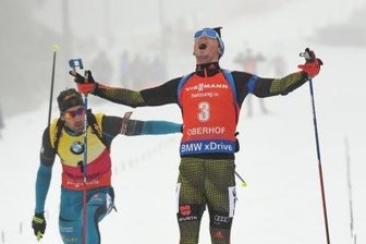 Zwei Deutsche stoppen den Dominator - Finale Furioso im Massenstart: Während Simon Schempp bereits seinen Sieg bejubelt, stürzen sich Erik Lesser (rechts) und Martin Fourcade ins Ziel.