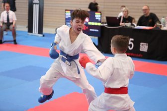 Zwei Dutzend Medaillen für Rochlitzer Karateka - Nikolai Djatschenko (l.) wurde bei seiner Premiere in der Altersklasse U 12 Vierter.
