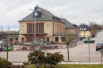 Zwei Einbrüche in Glauchau: Täter entwenden Zigaretten aus Geschäft im Bahnhof und Pumpen aus Baumarkt - Blick zum Bahnhof in Glauchau. Aus einem Geschäft wurden Zigaretten im Wert von rund 1000 Euro gestohlen.