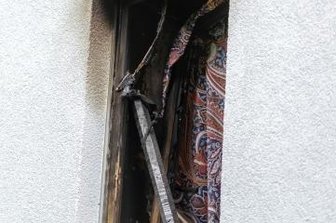 Zwei Ersthelfer riskieren im Feuer ihr eigenes Leben - Einen Tag nach dem Brand im Mehrfamilienhaus mit acht Wohnungen kann man die Gefahr nur noch erahnen. 