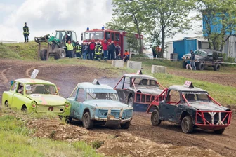 Zwei Erzgebirger dürfen nach kollisionsreichen Rennen jubeln - Auch Trabbis waren beim 18. Seiffener Crash-Car-Rennen am Start.