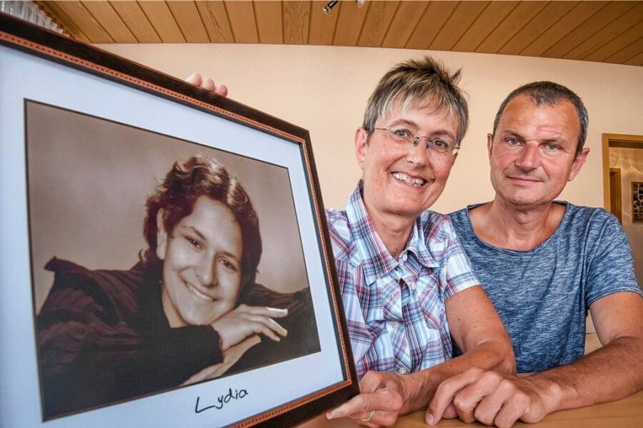 Zwei Erzgebirger erhalten Verdienstorden der Bundesrepublik - Ines Kaulfuß und Roland Kaulfuß - hier auf einer Archivaufnahme - mit einem Foto ihrer 2006 verstorbenen Tochter Lydia. 