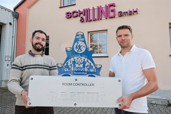 Zwei Erzgebirger starten durch: Metallverarbeiter in Scheibenberg scheint nach zwei Jahren gerettet - Wollen die bewährte Produktpalette der Illing & Schilling GmbH beibehalten, zu der unter anderem Schaltschränke und Schwibbögen gehören: die beiden neuen Geschäftsführer Michael Bernhardt (links) und Maik Hudalla. Parallel dazu wollen sie das Sortiment erweitern.
