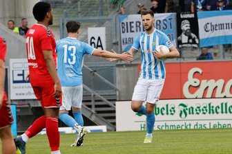 Zwei Ex-Chemnitzer treffen gegen die Himmelblauen - CFC vs ZFC Meuselwitz: Leon Damer beglückwünscht Dejan Bozic zu seinem Tor.