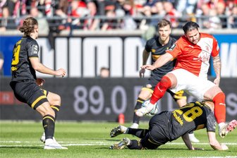 Zwei Ex-Dresdner schießen Dynamo in die Krise - Nach diesem Gerangel zwischen Stefan Kutschke (Nr. 28) und Dominic Baumann gab es Elfmeter für Halle.