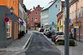 Zwei Fälle in einem Monat: Polizei sucht Entblößer in Hainichen - Die Brückenstraße in Hainichen. Hier ging am Freitagmorgen ein Mann in ein Geschäft und entblößte sich.