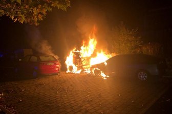 Zwei Fahrzeuge auf Parkplatz in Werdau abgebrannt -