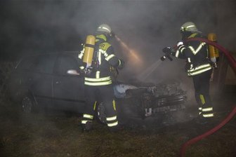 Zwei Fahrzeuge brennen im Abstand von wenigen Minuten aus -