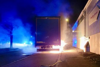 Zwei Fahrzeuge in Treuen brennen fast gleichzeitig: Was die Polizei zu dem ungewöhnlichen Fall sagt - Im Treuener Gewerbegebiet brannte am Sonntagabend ein Lkw.