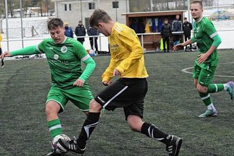 Zwei Fehler werden eiskalt bestraft - Der Oelsnitzer Vincent Bobach (links) kämpft gegen den Mülsener Franz Thümmler um den Ball.