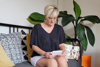 Zwei Fehlgeburten binnen zwei Jahren – wie eine Glauchauerin den Schmerz verarbeitet - Sylvia Rasch hält Ultraschallfotos von ihrem Sternenkind Josi in den Händen. An den Fotos hängt sie noch immer, auch wenn sie inzwischen 16 Jahre alt sind.