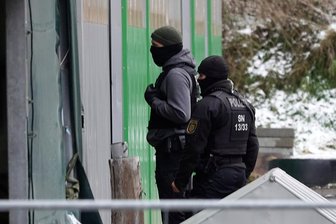 Zwei Festnahmen in Olbernhau: Bei Ex-AfD-Stadtrat finden Ermittler Schusswaffen - In Olbernhau hat es am Mittwoch in den frühen Morgenstunden zwei Festnahmen gegeben. Das Sondereinsatzkommando durchsucht auch das Firmengelände des ehemaligen AfD-Stadtrats. 
