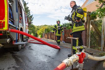 Zwei Feuerwehrleute beim Löschen verletzt -