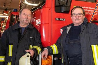 Zwei Feuerwehrmänner und ein seltenes Jubiläum - Stephan Neumann (l.) und Frank Weber feiern ein seltenes Jubiläum. Sie sind 50 Jahre in der Feuerwehr und immer noch aktiv. 