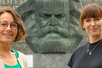 Zwei Frauen an der Spitze - Zwei Frauen und ein Mann: Susanne Kiwitter (links) und Denise Märkisch leiten ab sofort die Lokalredaktion Chemnitz. Dem kritischen Blick von Karl Marx werden sie demnächst also öfter begegnen. An dem kommt in Chemnitz keiner vorbei.