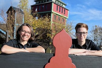 Zwei Frauen, die auf Umwegen beruflich im Bergbaumuseum Oelsnitz gelandet sind - Auf Umwegen beruflich im Bergbaumuseum gelandet: Jeannette Mauermann (links), zuständig für die Presse- und Öffentlichkeitsarbeit, und Veranstaltungsmanagerin Sarah Haut 