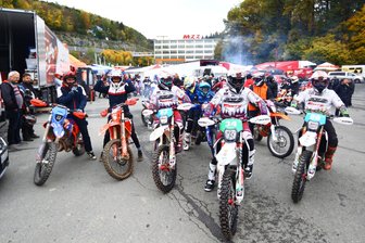 Zwei Frauen, ein Exfreund: Prügelei bei „Rund um Zschopau“ in Freiberg vor Gericht - Der Start beim Enduro-Rennen „Rund um Zschopau“ 2025 auf dem Gelände des MZ-Altwerkes in Zschopau.