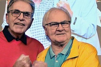 Zwei Fußballidole plaudern in Aue aus dem Nähkästchen - Jürgen Croy (links) und Peter Ducke plauderten am Mittwoch im Auer Kulturhaus aus dem Nähkästchen. 