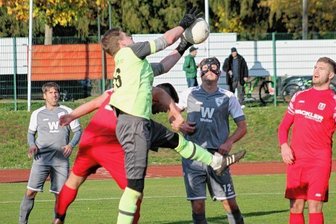Zwei Gegentore in zwei Minuten - Patrick Hettwer fängt hier den Ball vor dem Wilsdruffer Sascha Altenburger. Im Spiel verhinderte er mehrmals eine höhere Niederlage.