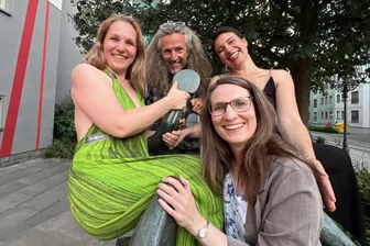 Zwei gehen, zwei neue kommen: Zwickauer Puppentheater feiert Abschieds- und Willkommensfest in einem - Scheidenden Puppentheaterdirektorin Monika Gerboc (l.), der künftige Dramaturg Alexej Vancl und die Puppentheaterdirektorin Christine Schmiedle (vorne) mit der scheidenden Dramaturgin Dominique Suhr.