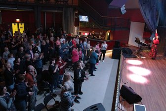 Zwei Gelegenheiten zum Mitsingen am zweiten Weihnachtsfeiertag in Zwickau: Wunschlieder im Dom und Ohrwürmer im Alten Gasometer - Der Mitsing-Abend am Freitag im Alten Gasometer ist offen für alle Generationen.