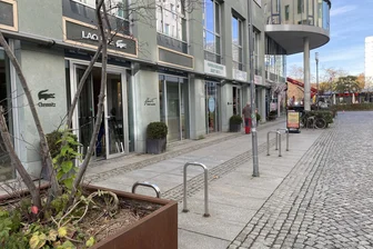Zwei Geschäfte schließen: Auf der Webergasse in Chemnitz droht Leerstand - In der Webergasse schließen Lacoste (vorn) und Sanetta (hinten) ihre Läden.