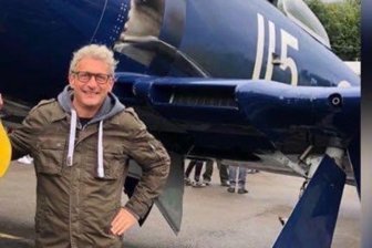 Zwei Gräber für einen Toten: Wo liegt der Auerbacher Flieger Gerhard Schneider? - Gunter Lauser 2021 beim Flugtag in Albstadt-Degerfeld vor einem englischen Kampfflugzeug aus der Zeit des Zweiten Weltkriegs.