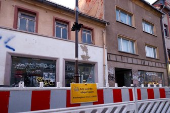 Zwei Häuser verschwinden aus Glauchaus Fußgängerzone: Gelbe Schilder verkünden Abriss-Beginn - Die beiden maroden Häuser an der Leipziger Straße 80/81 sollen abgerissen werden.