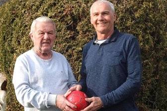 Zwei Handball-Schiris blicken zurück: In der DDR gab es für eine Stunde umgerechnet 1,50 Euro - Pfiffen einst auf hohem Niveau Handballspiele: Michael Künzel aus Niederwiesa (l.) und Frank Tausch aus Weißenborn, die nach der politischen Wende sogar den Sprung in die Bundesliga schafften.