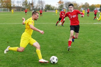 Zwei Herzen in einer Brust: Für diesen Kicker war das Erzgebirgsderby der Sachsenklasse ein ganz besonderes Spiel - Nach zehn Jahren beim VfB Annaberg bestreitet Kilian Gerlach (links), der am Samstag auf viele ehemalige Teamkollegen traf, gerade seine sechste Saison in Marienberg.