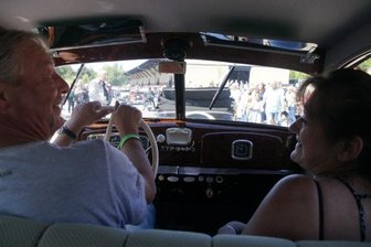 Zwei Hirschfelder sorgen mit ihrem EMW für Begeisterung - Gernot und Manuela Schramm hinterm Steuer ihres EMW 340-2 während der 10. August-Horch-Klassik am Sonntag.