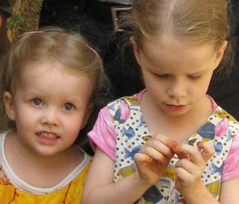 Zwei im Jemen entführte deutsche Mädchen nach elf Monaten befreit - Diese beiden Mädchen sind aus der Hand ihrer Geiseln befreit worden.