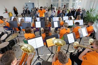Zwei Jahre nach Baubeginn: Schulanbau feierlich eröffnet - Mit einem Auftritt der Bläserklasse wurde der Anbau am Mittwochnachmittag feierlich eröffnet.