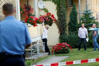Zwei Jahre nach Chemnitzer Bluttat: Täter in Oslo verhaftet - rmittler untersuchten am 29. September 2011 den abgesperrten Tatort im Chemnitzer Stadtteil Bernsdorf.