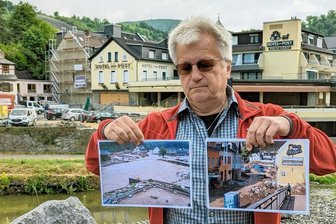 Zwei Jahre nach der großen Flut: Dem Ahrtal fehlen die Gäste - Gästeführer Thomas Winges. Bilder aus den Fluttagen hat er immer im Rucksack. In Altenahr hatten die Wassermassen besonders viel zerstört.