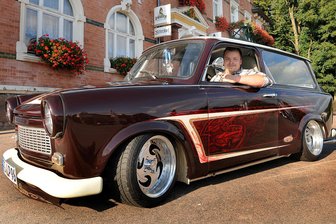 Zwei Jahre nach Suche über Ebay: Thomas Rodewohl aus Altmittweida findet seinen getunten Trabant in Paris wieder - Da war die Welt noch in Ordnung: 2011 gewann Thomas Rodewohl mit seinem Trabi die europäische Tuningmeisterschaft.
