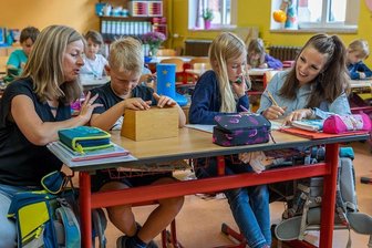 Zwei Jahrgänge in einer Klasse: Neues Modell kommt in Grünbach gut an - In der Grünbacher Koala-Klasse (1-2b) lernen Kinder verschiedener Jahrgänge wie Emil Thoß (7) und Lina Tunger (8) gemeinsam, Tina Bitterbier (rechts) ist die Klassenlehrerin. Anja Jähn (links) unterrichtet die Eulen-Klasse (1-2a) und hat fürs Foto mal bei der Kollegin vorbeigeschaut. 