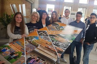 Zwei Jugenddenkmalpreise gehen nach Südwestsachsen - Luise Adler, Klara Hermann, Lehrerin Kirsten Luban-Welsch, Julie Seidel, Niklas Linnert, Jonas Uhlig und Nils Lachmann (von links) sind die Preisträger des Plauener Diesterweg-Gymnasiums. Sie hatten sich mit der Explosion in der Plauener Kartuschieranstalt vom 19. Juli 1918 beschäftigt und sich um die Gedenkstätte auf dem Hauptfriedhof gekümmert.