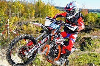 Zwei junge Erzgebirger auf Titelkurs - Dank seines 2. Platzes beim vorletzten Lauf des Enduro-Jugend-Cups Ost in Meltewitz übernahm Lenny Reimer die Führung in der Gesamtwertung der Klasse 85B und hat nun den Titelgewinn vor Augen.