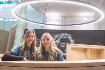 Zwei junge Frauen eröffnen eigene Praxis in Plauen: „Wenn selbstständig, dann gemeinsam“ - Die promovierten Zahnmedizinerinnen Anett Kaminke (links) und Anika Gruber haben ihre eigene Praxis eröffnet.
